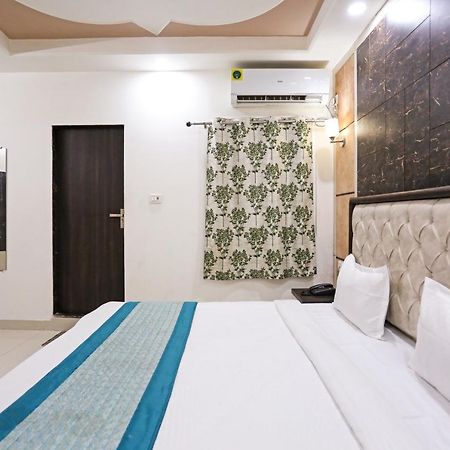 Aero Home Stay- Bed & Breakfast New Delhi Buitenkant foto