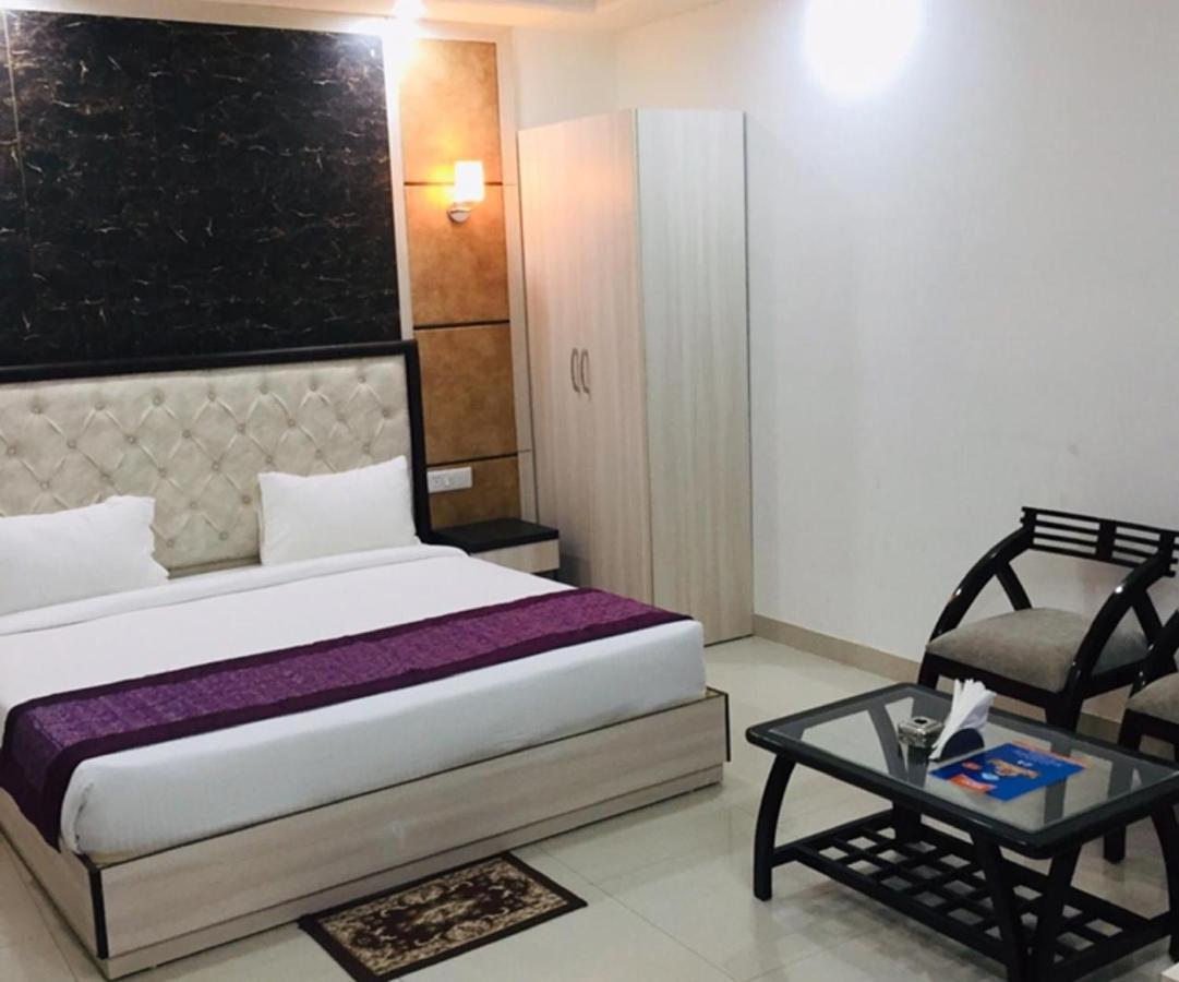 Aero Home Stay- Bed & Breakfast New Delhi Buitenkant foto