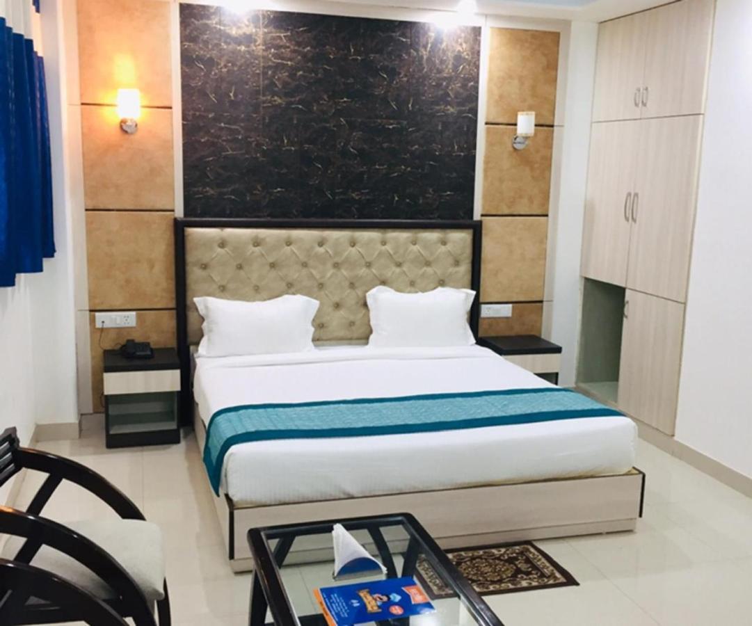 Aero Home Stay- Bed & Breakfast New Delhi Buitenkant foto