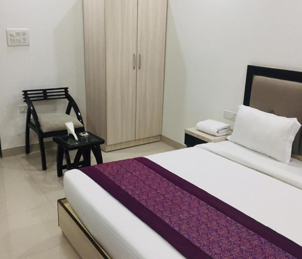 Aero Home Stay- Bed & Breakfast New Delhi Buitenkant foto