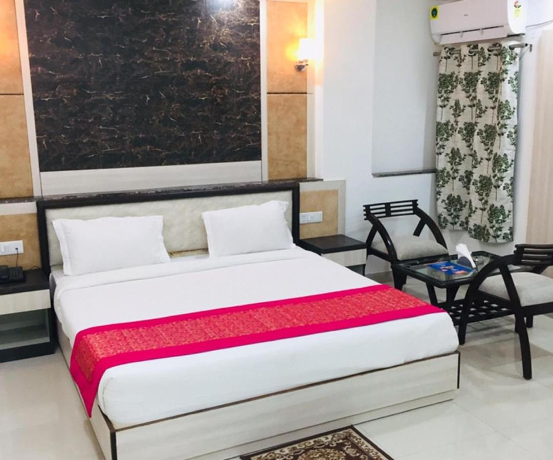 Aero Home Stay- Bed & Breakfast New Delhi Buitenkant foto