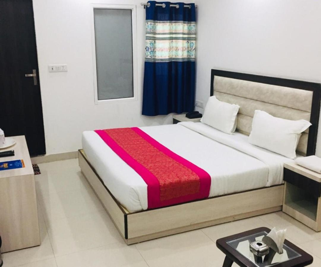 Aero Home Stay- Bed & Breakfast New Delhi Buitenkant foto