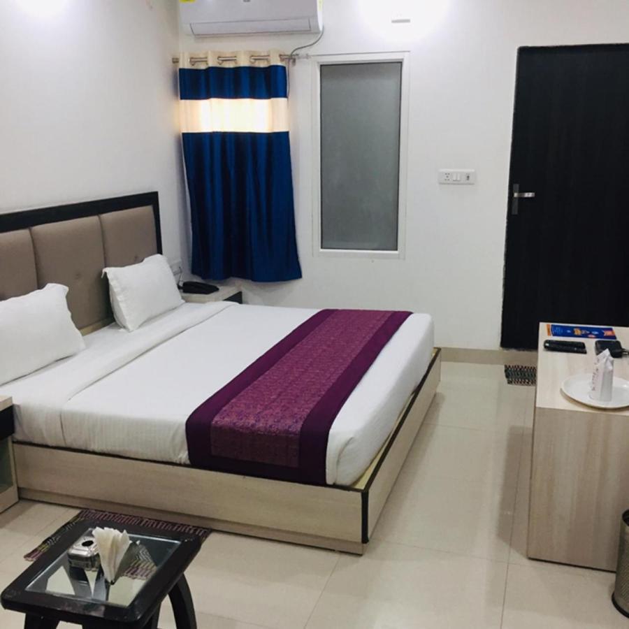 Aero Home Stay- Bed & Breakfast New Delhi Buitenkant foto