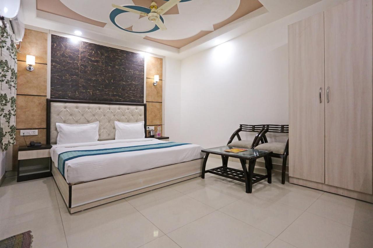 Aero Home Stay- Bed & Breakfast New Delhi Buitenkant foto