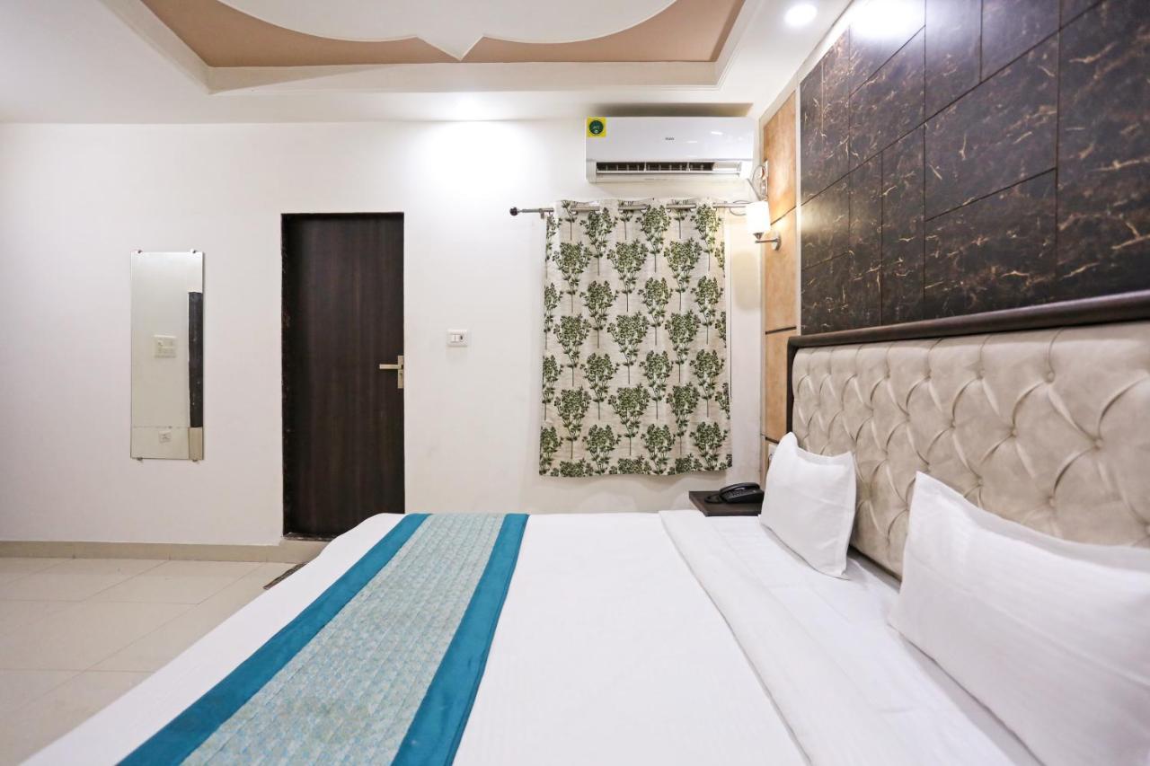 Aero Home Stay- Bed & Breakfast New Delhi Buitenkant foto