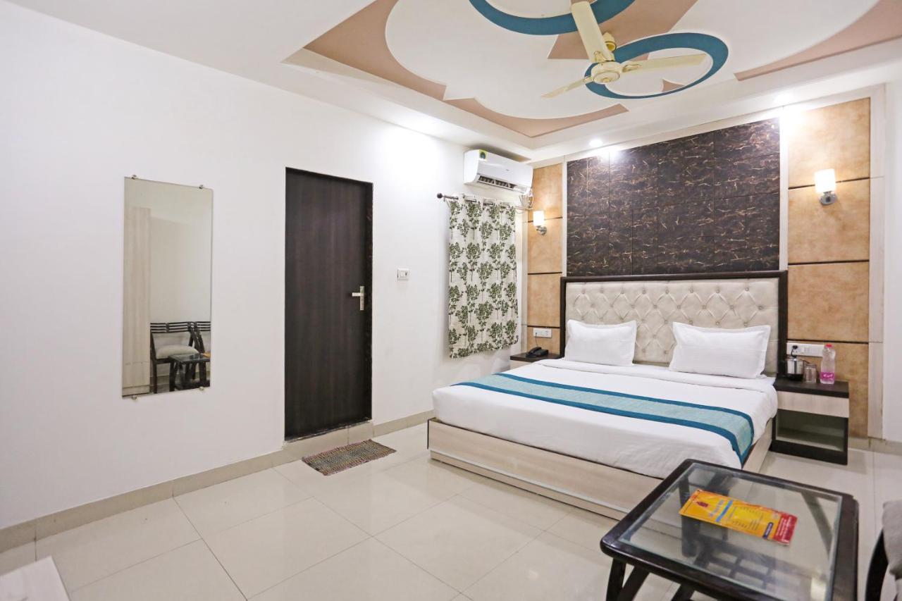 Aero Home Stay- Bed & Breakfast New Delhi Buitenkant foto