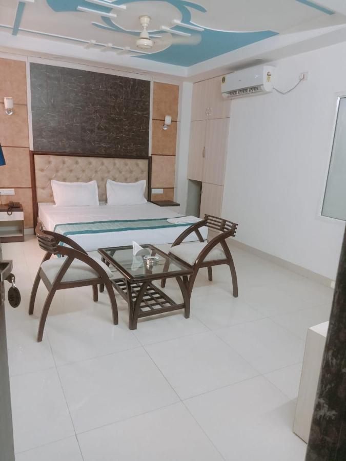 Aero Home Stay- Bed & Breakfast New Delhi Buitenkant foto